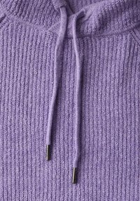 Lila Strickhoodie mit Rippstruktur, verstellbaren Kordeln mit metallischen Enden und einem gemütlichen Kapuzen-Design.