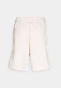 Vita bomullsshorts med elastisk midja, med raka ben och sidsömmar. Mjuk struktur, minimalistisk design, inga synliga logotyper.