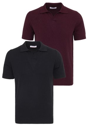 Két rövid ujjú galléros póló, az egyik elöl fekete, a másik hátul sötét bordó, mindkettő gallérral és V-alakú nyakkivágással.