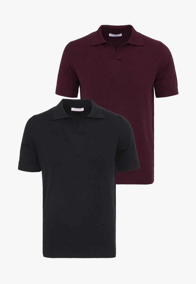 Deux polos à manches courtes, un noir devant et un bordeaux foncé derrière, tous deux avec des cols et des encolures en V.