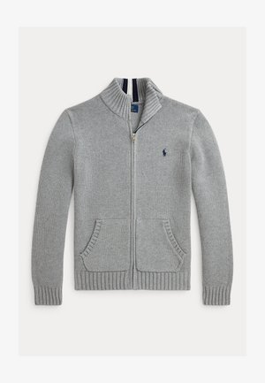 Pilkos megztos zip-up džemperis su aukštu apykakle, dviem priekinėmis kišenėmis, raštuotais rankogaliais ir mažu tamsiai mėlynu logotipu kairėje krūtinės pusėje.