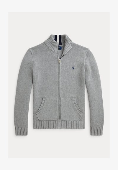 Pelēks adīts džemperis ar rāvējslēdzēju un augstu apkakli, divām priekšējām kabatām, ribotām piedurknēm un nelielu tumši zilu logotipu kreisajā krūtī.