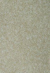 Beige gewebter Stoff mit einem Fischgrätenmuster, der eine strukturierte Oberfläche und einen subtilen Glanz aufweist, geeignet für Polster- oder Bekleidungsanwendungen.