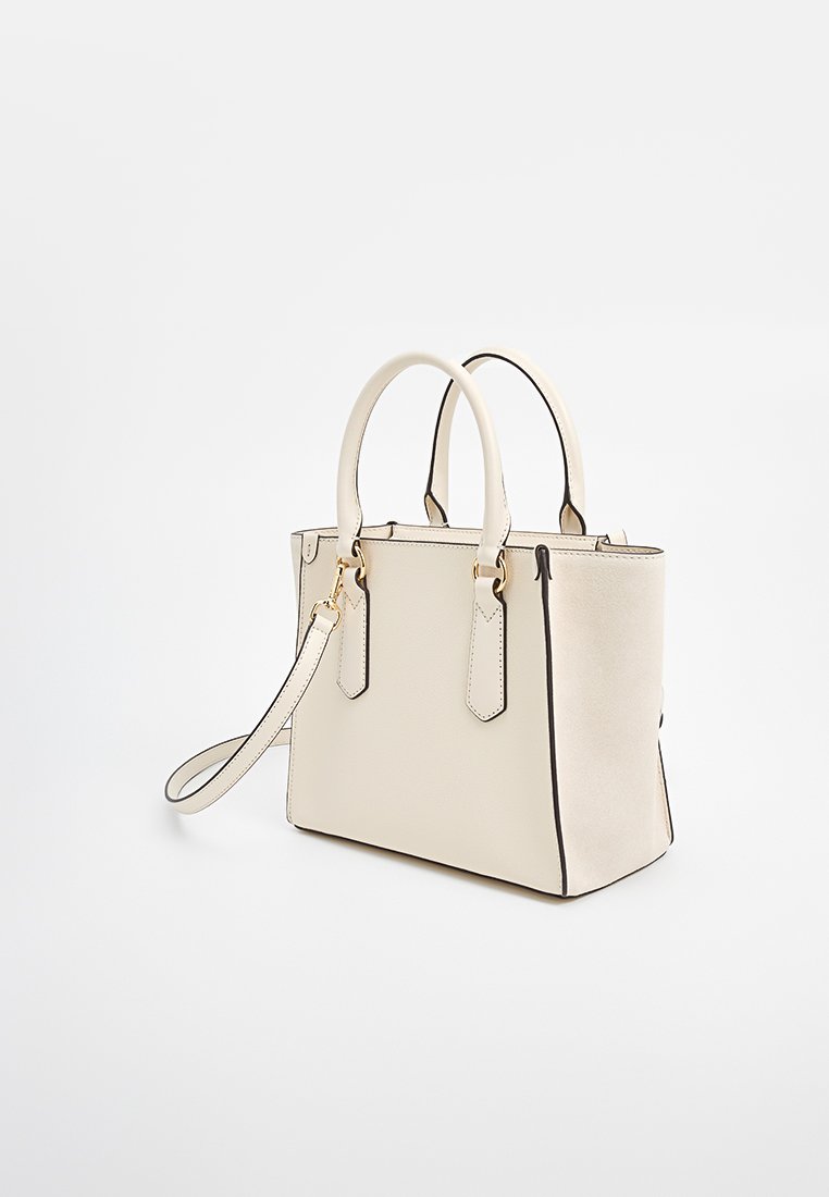 Beige strukturierte Handtasche mit doppelten Obergriffen und einem abnehmbaren Schultergurt, mit schwarzem Rand und glatter Ledertextur.