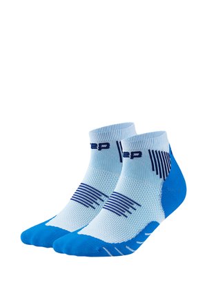 Paar hellblaue Knöchelsocken mit dunkelblauen Streifen und blauen Zehen- und Fersenbereichen, gezeigt vor weißem Hintergrund.