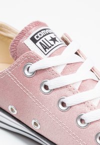 Converse Matalavartiset tennarit - light pink