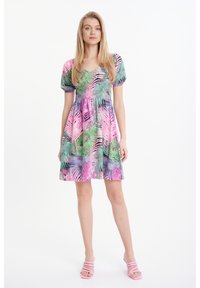 Vestido floral en un vibrante rosa, verde y púrpura, con mangas abullonadas y un corpiño ajustado, que cuenta con una falda fluida y un patrón de hojas de palma.