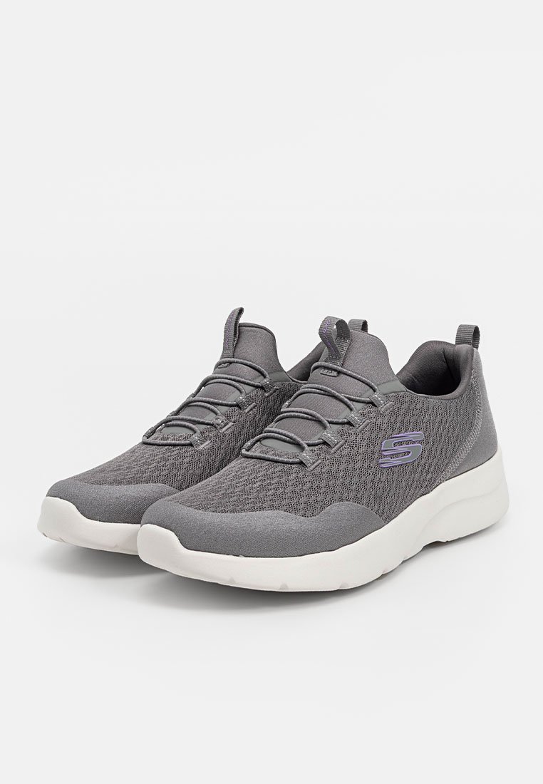 Zapatillas slip-on Skechers grises con suelas blancas, de tela de malla, cordones elásticos y logo morado a los lados, mostradas desde un ligero ángulo frontal.