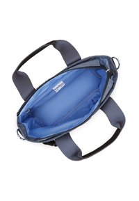 Borsa grigia con doppie maniglie in tessuto; aperta per rivelare un interno blu con tasche e un'etichetta. Superficie esterna testurizzata.