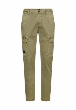 Schmale khakifarbene Cargo-Hose für Herren mit Vordertaschen, Knopfverschluss, Gürtelschlaufen und seitlichen Klappentaschen mit einem kleinen schwarzen Aufnäher an der linken Tasche.