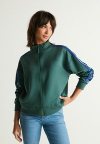 Next - SLINKY SIDE STRIPE HIGH FUNNEL NECK - Majica s kapuljačom i patentnim zatvaračem - forest green Minijatura 1