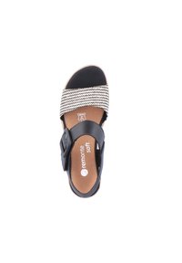 Sort sandal med et mønstret tekstilrem og justerbar spænde. Flad sål og polstret indersål. Har "remonte soft" branding indeni.