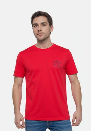 Rood katoenen T-shirt met korte mouwen, voorzien van een ronde halslijn en een kleine blauwe graphic op de linkerkant van de borst. Gestyled met een klassieke pasvorm.