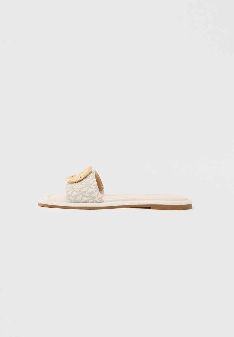 Slidesandal med en beige rem med geometrisk mønster, en rundet gul detalje på overdelen og en flad, lys sål.