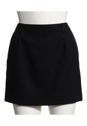 Mini-jupe noire taille haute avec passants de ceinture et forme légèrement trapèze, présentée sur un buste de mannequin blanc.