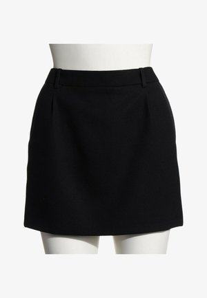 Mini-jupe noire taille haute avec passants de ceinture et forme légèrement trapèze, présentée sur un buste de mannequin blanc.