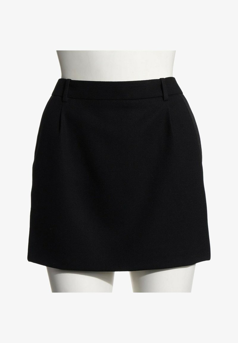 Mini-jupe noire taille haute avec passants de ceinture et forme légèrement trapèze, présentée sur un buste de mannequin blanc.