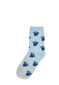 Vaaleansiniset puuvillasukat, joissa on toistuvia sinisiä kukkakuoseja vihreine lehtineen, ribbausvarsi ja sileä pinta.