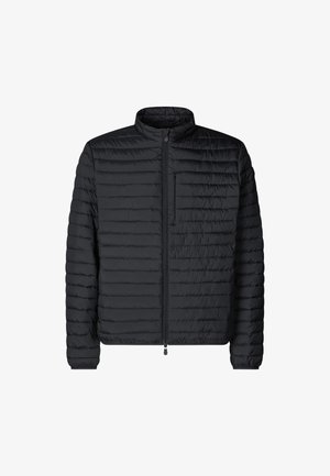 Chaqueta negra acolchada con cuello alzado, cremallera frontal y un bolsillo en el pecho. Textura acolchada, material ligero y diseño ajustado.