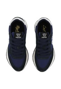 Marineblauwe en zwarte sportschoenen met witte zolen, voorzien van de tekst "MEISJES RENNER SNELLER" op de tong en gouden labels "Rechts" en "Links" aan de binnenkant.