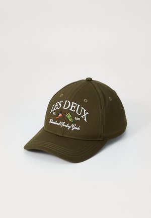 Mørkegrønn baseballcaps laget av bomull med buet skjerm. Har hvit brodert tekst og fargerike aksenter foran.