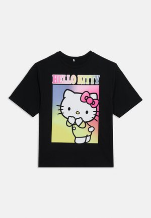 Čierne tričko s motívom Hello Kitty s ružovou mašľou a pastelovým prechodovým pozadím, nad ktorým je farebný nápis "HELLO KITTY".