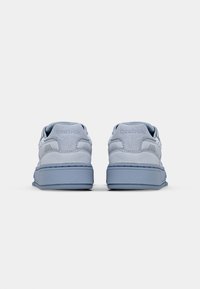 Le sneaker Reebok di colore azzurro chiaro presentano una tomaia in suede morbido, suola in gomma e collo imbottito con dettagli perforati per la ventilazione.