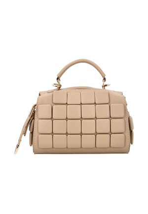 Bézs kézitáska párnázott, rácsos mintával, felső fogantyúval és állítható vállpánttal, aranyszínű fém díszítéssel.