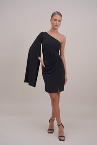 Μαύρο, φόρεμα με έναν ώμο και ρέον μανίκι, με συγκεντρωμένη υφή στη μέση και άνοιγμα στο πλάι. Φοριέται με μαύρες ψηλοτάκουνες σαμπάς.