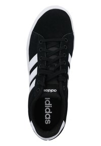 Baskets noires avec des rayures blanches, tige en daim, bout rond, lacets texturés et semelle intérieure avec le logo Adidas.