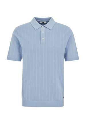 Gaiši zils īsroku polo krekls ar trim baltiem pogām un teksturētu vertikālu svītru adījuma rakstu, attēlots uz vienkārša baltā fona.