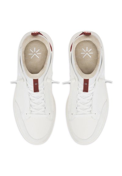 Bílé tenisky s hladkým koženým svrškem, texturovanými akcenty, krémovým vnitřkem a červenými detaily na patě a jazyku pro snadný přístup.