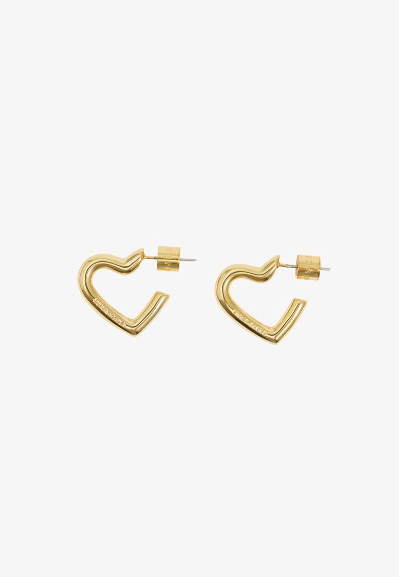 Boucles d'oreilles en or en forme de cœur, avec une surface lisse et polie et un fermoir solide. Présentent un design unique et fluide.