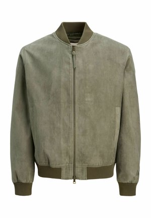 Veste bomber en daim vert olive avec col, poignets et ourlet côtelés, et fermeture éclair devant.
