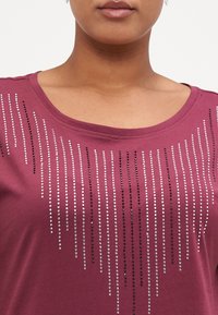 ONLY Carmakoma CARLULA O NECK RHINESTONE - Apdrukāts T-krekls - burgundy