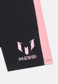 Pantalones cortos deportivos negros con acentos rosas, que cuentan con un diseño texturizado. Incluye un logotipo con letras estilizadas y un emblema en la parte inferior izquierda.