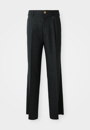 Pantalones gris oscuro con frente plano y pinzas, cuentan con un botón dorado y cierre de cremallera, elaborados en una tela de mezcla de lana texturizada.