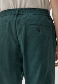 s.Oliver MIT FEINEM KAROMUSTER - Chino - tannengrün