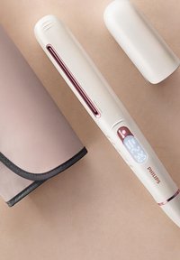 Steiltang in wit met roségouden accenten, digitaal display en gebogen vorm. Inclusief een bijpassende opbergcase in roze en zwart.