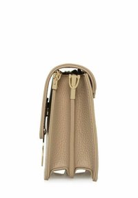 Beżowa torebka skórzana o fakturze z złotymi akcentami, usztywnionymi bokami, zapięciem na zamek i zaokrąglonym klapą u góry.