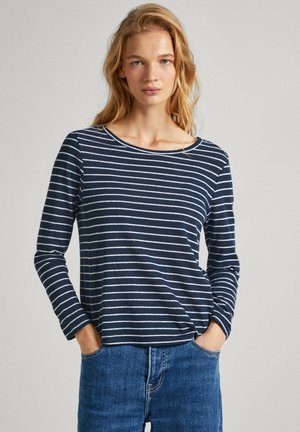 Maglietta a maniche lunghe a righe blu navy e bianche con scollatura rotonda, vestibilità comoda e tessuto morbido, abbinata a jeans blu.