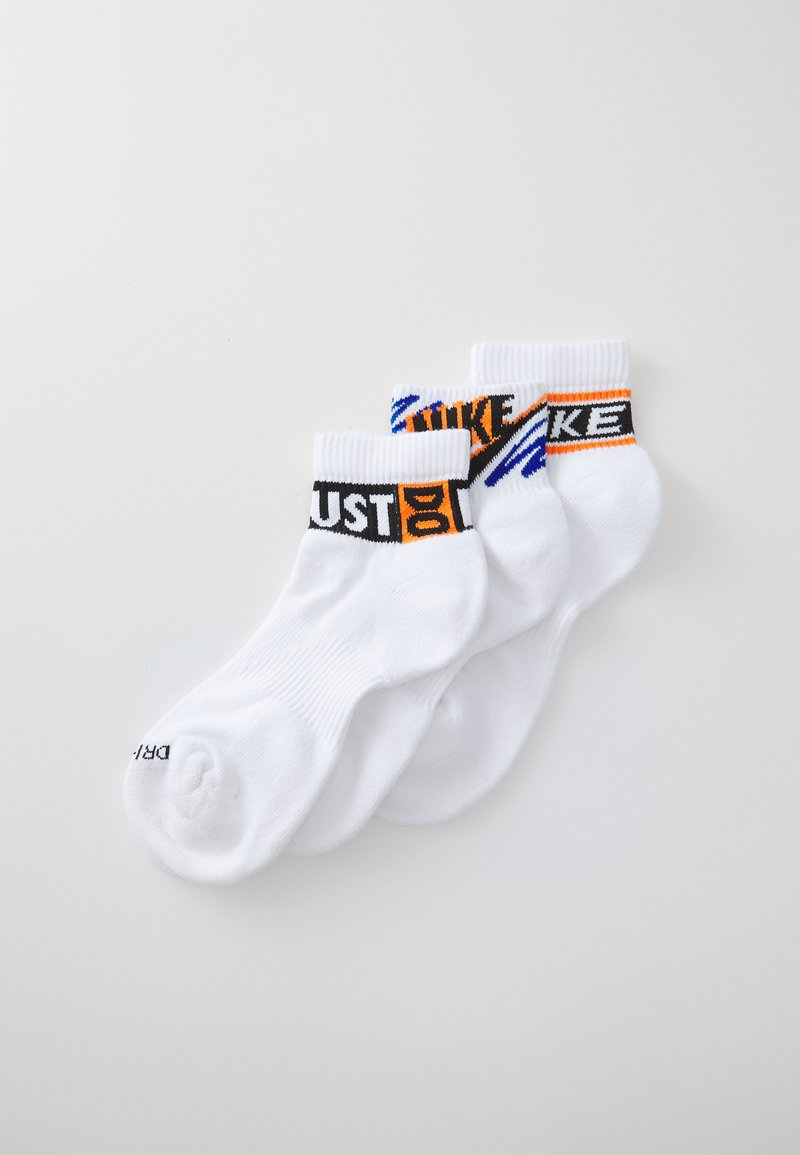 Tres pares de calcetines de algodón blanco que presentan logotipos en negro, naranja y azul en los puños. De longitud corta, con una textura suave.