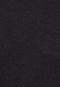 Tejido negro acanalado que presenta una superficie suave y texturizada con un patrón consistente en todo su diseño, adecuado para diversas aplicaciones de vestuario.