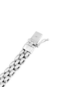 Metallarmband med en polerad silverfinish, som har rundade, sammanlänkade segment och en säker låsning med ingraverade detaljer.