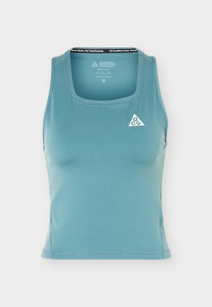 Camiseta deportiva sin mangas azul verdoso con escote cuadrado y pequeño logo blanco ACG en el pecho izquierdo.