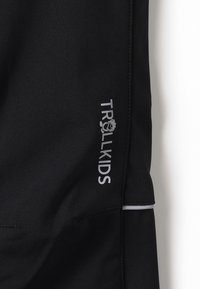 Sorte stoffshorts med "TROLLKIDS"-logo i lys grå, med strømlinjeformet design og kontraststing.