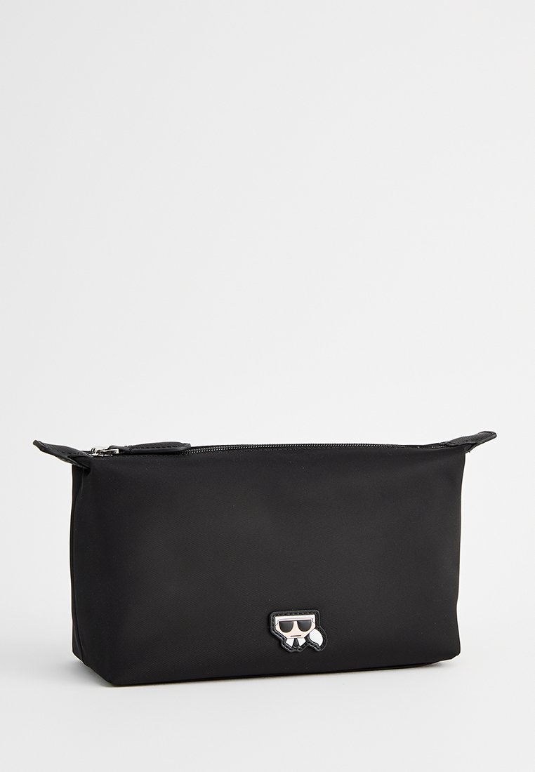 Borsa cosmetica rettangolare nera in nylon con chiusura a zip. Presenta un emblema di un personaggio dei cartoni animati al centro e una texture liscia.