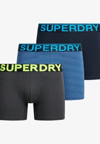 Tre paia di boxer da uomo con vita elastica e marchio "SUPERDRY". Colori: grigio, blu scuro e motivo a righe blu.