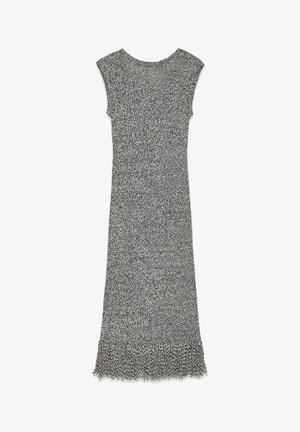 Abito lavorato a maglia in bianco e nero con maniche a cappuccio, silhouette dritta e orlo frangiato. La texture è morbida e tessuta.