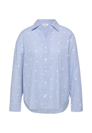 Jasnoniebieska koszula na długi rękaw z guzikami, z białymi pionowymi paskami i małymi białymi haftowanymi gwiazdkami, kołnierzem rozłożystym oraz zaokrąglonym dołem.